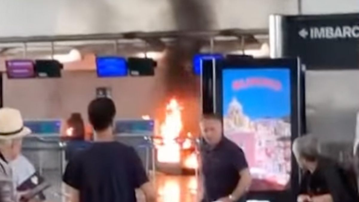 Malpensa, 28enne appicca il fuoco e prende a martellate il bancone del check in. I passeggeri: «Fiamme alte due metri»
