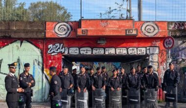Leoncavallo, al via lo sfratto dello storico centro sociale di Milano: lo sgombero dopo 31 anni. Piantedosi: «Finisce stagione dell'illegalità». Lo stupore di Sala