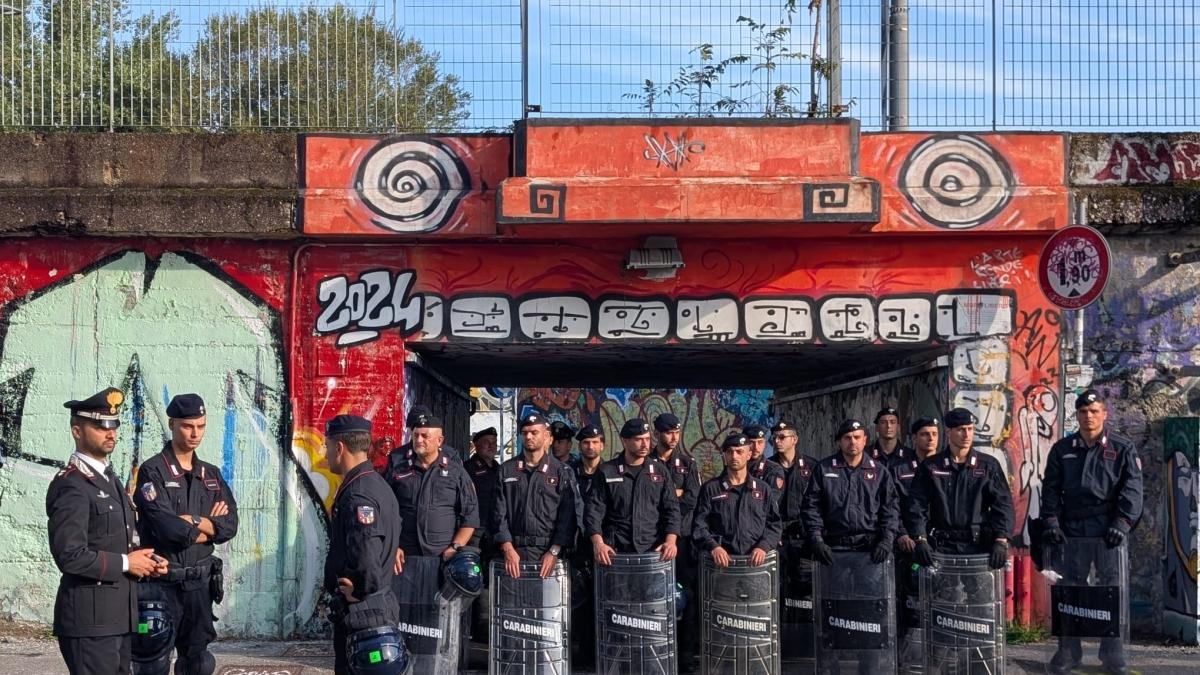 Leoncavallo, al via lo sfratto dello storico centro sociale di Milano: lo sgombero dopo 31 anni. Piantedosi: «Finisce stagione dell'illegalità». Lo stupore di Sala