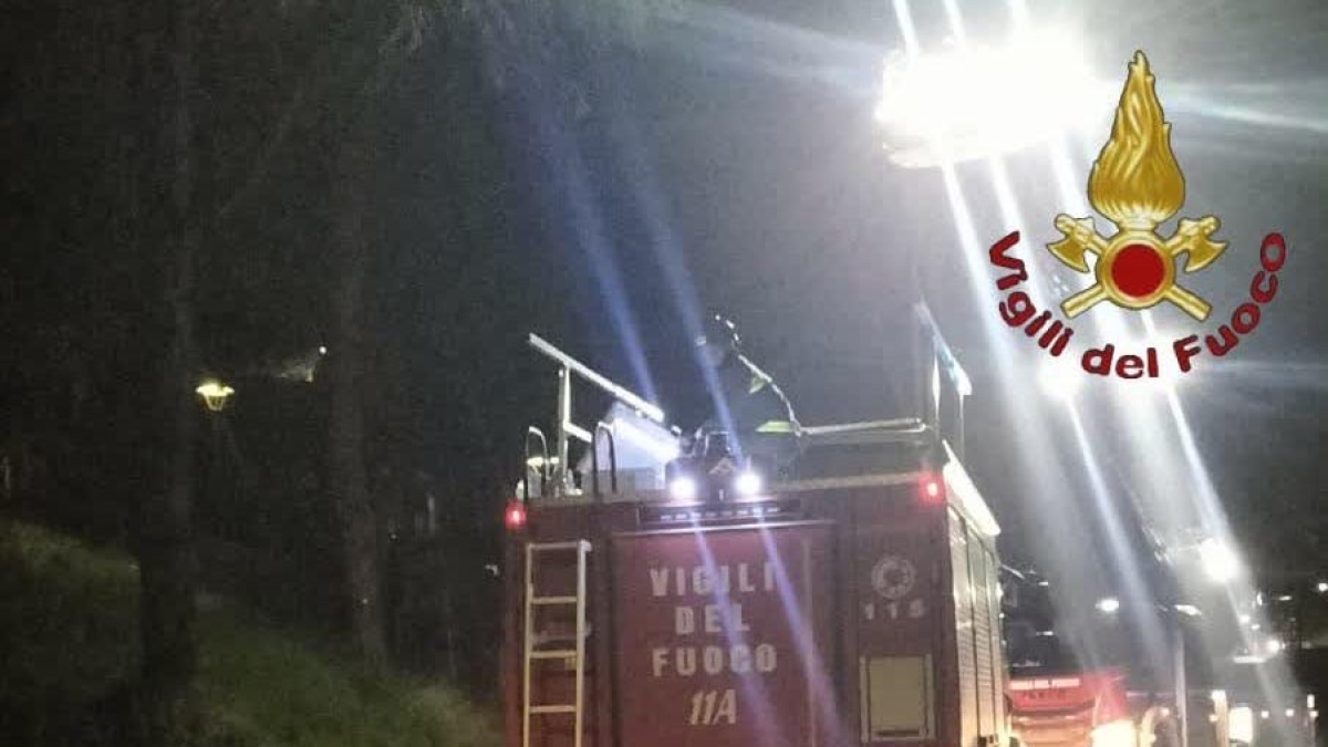 Nubifragio a Roma, oltre 200 interventi dei vigili del fuoco: allagate le stazioni metro di Cinecittà e Battistini