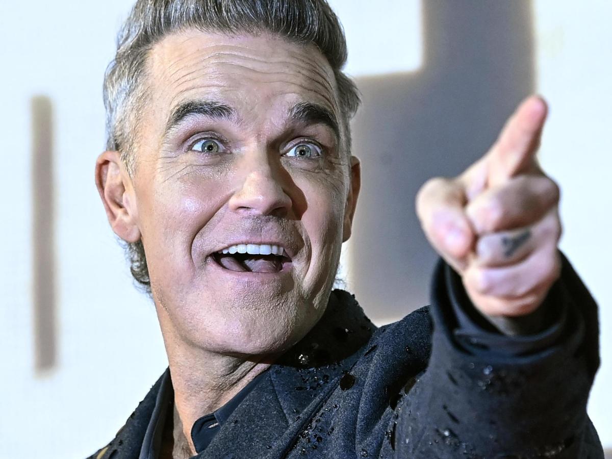 Robbie Williams per il nuovo album collabora con il Take That Gary Barlow e organizza un concerto da 500 spettatori