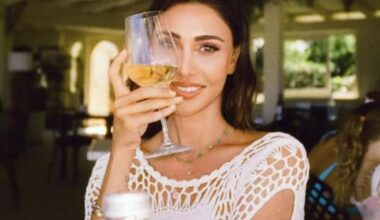 Belen Rodriguez nervosa in Sardegna: lancia le patatine contro i ragazzi che la filmano