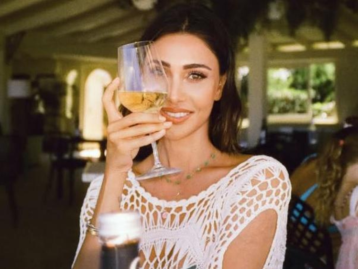 Belen Rodriguez nervosa in Sardegna: lancia le patatine contro i ragazzi che la filmano