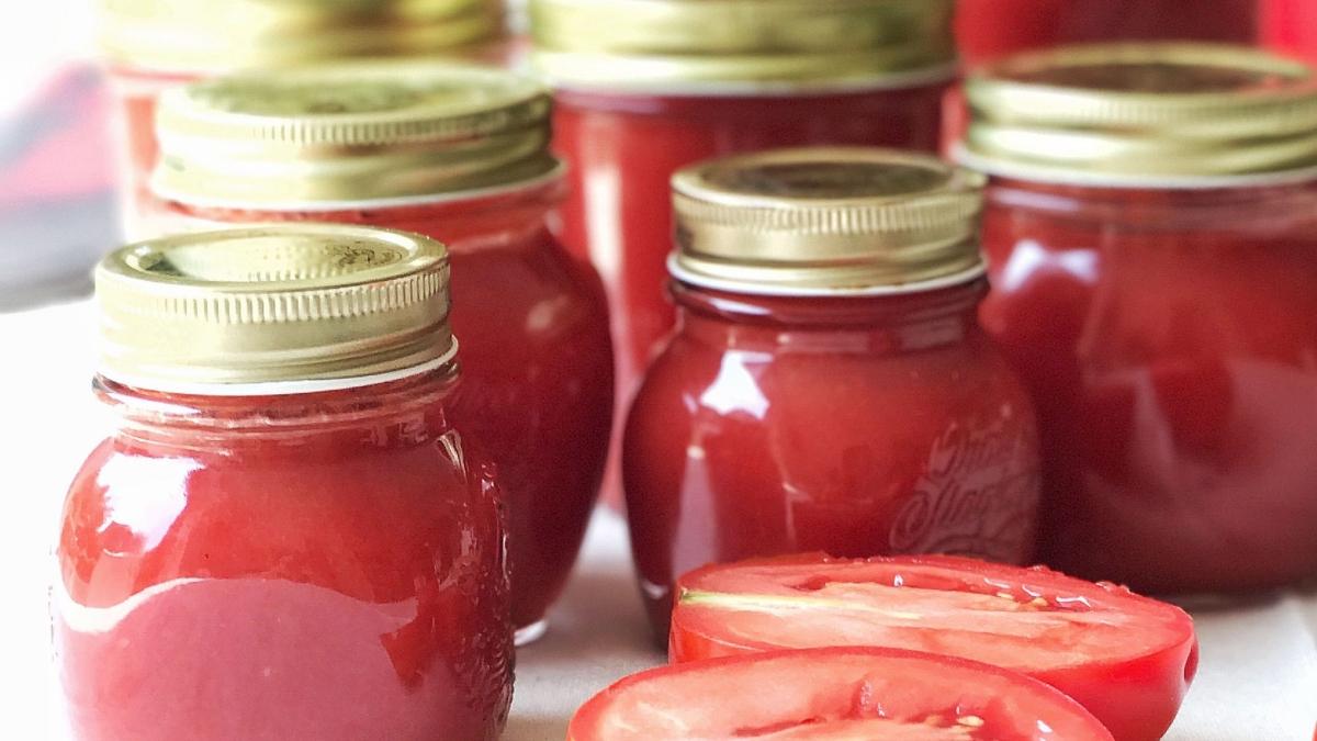 La passata di pomodoro fatta in casa è a rischio botulino? Cosa c'è da sapere sul rito di fine agosto e inizi settembre