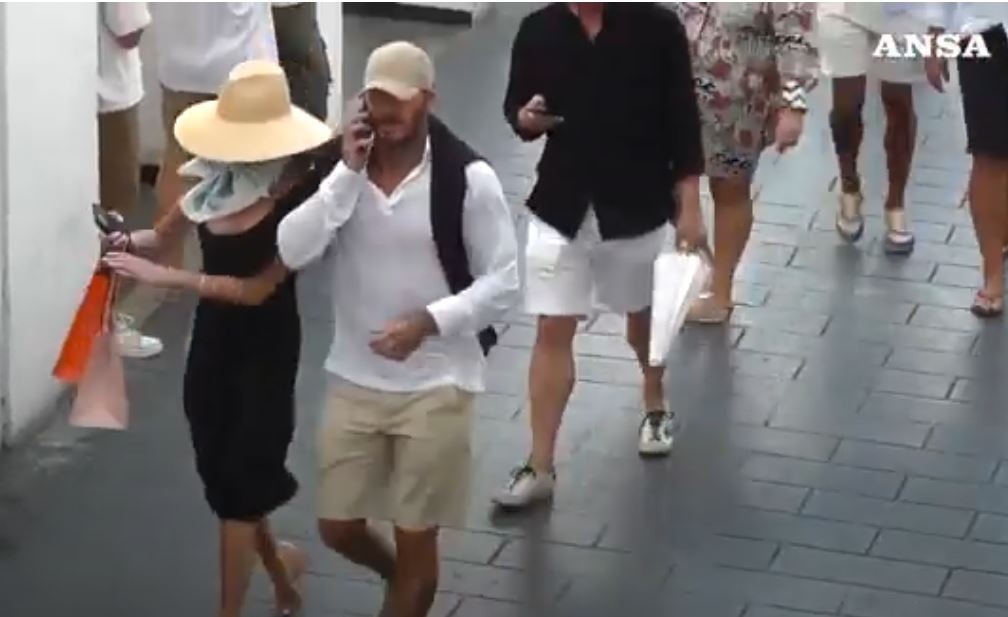 David e Victoria Beckham a Capri turisti (mimetizzati) per caso. Ma vengono subito scoperti e ripresi in video