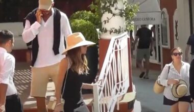 David e Victoria Beckham a Capri turisti (mimetizzati) per caso. Ma vengono subito scoperti e ripresi in video