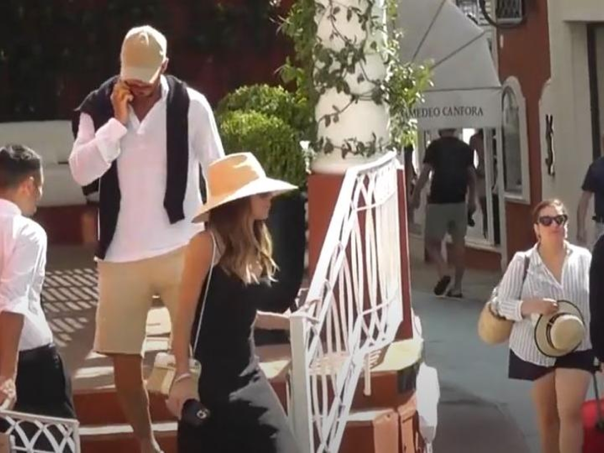 David e Victoria Beckham a Capri turisti (mimetizzati) per caso. Ma vengono subito scoperti e ripresi in video