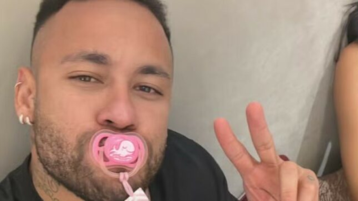 Ciuccio per adulti, cosa c’è dietro il fenomeno (c’entra il calcio e non solo Neymar) e cosa rappresenta