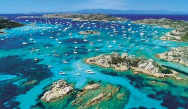 L'invasione della Maddalena: per yacht in zone vietate sanzioni non oltre i 51 euro ed evasione della tassa ambientale