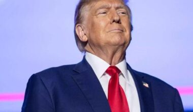 Trump minaccia la revoca della licenza alle tv che considera ostili: «Abc e Nbc raccontano per il 97% storie negative su di me»