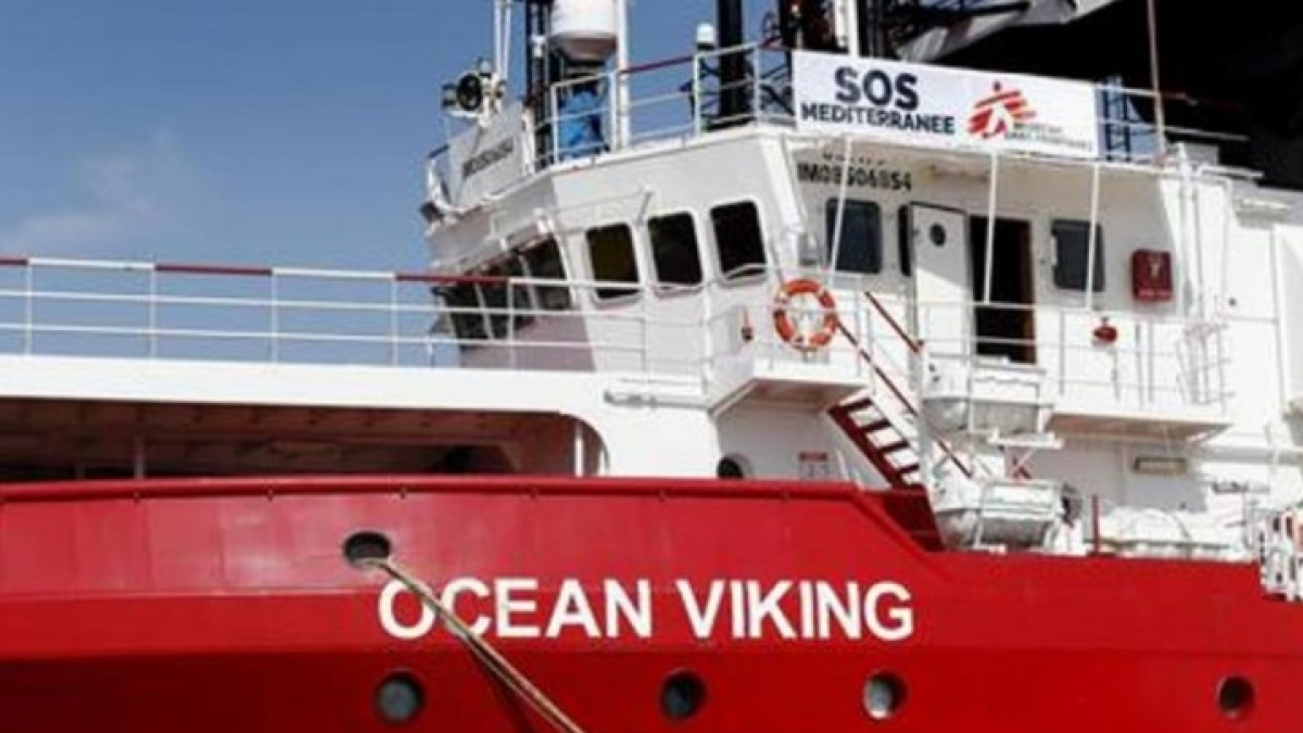 Ocean Viking, equipaggio isolato a bordo per un allarme tubercolosi: «Misura ingiustificata»
