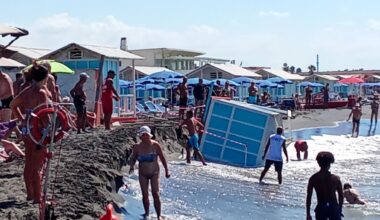 Ostia, cabina crolla sulla spiaggia affollata del Gambrinus. Paura tra i bagnanti