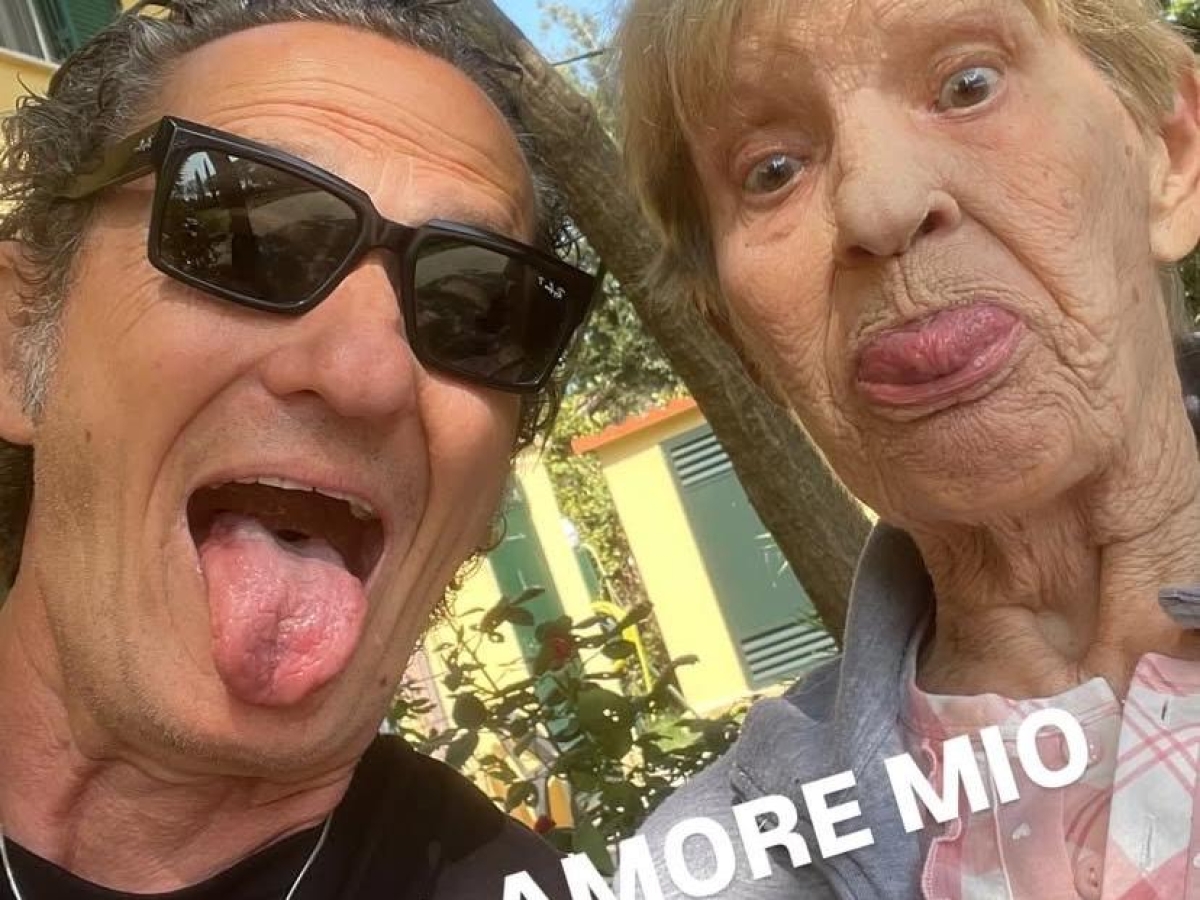 Enzo Salvi annulla lo spettacolo in Calabria: «Mia madre è in fin di vita, non la posso abbandonare»