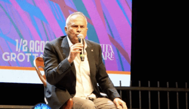 Marco Santin della Gialappa's: «Il 7 ottobre e Hamas sono tutte cazzate». La lite con uno spettatore e le polemiche sul web