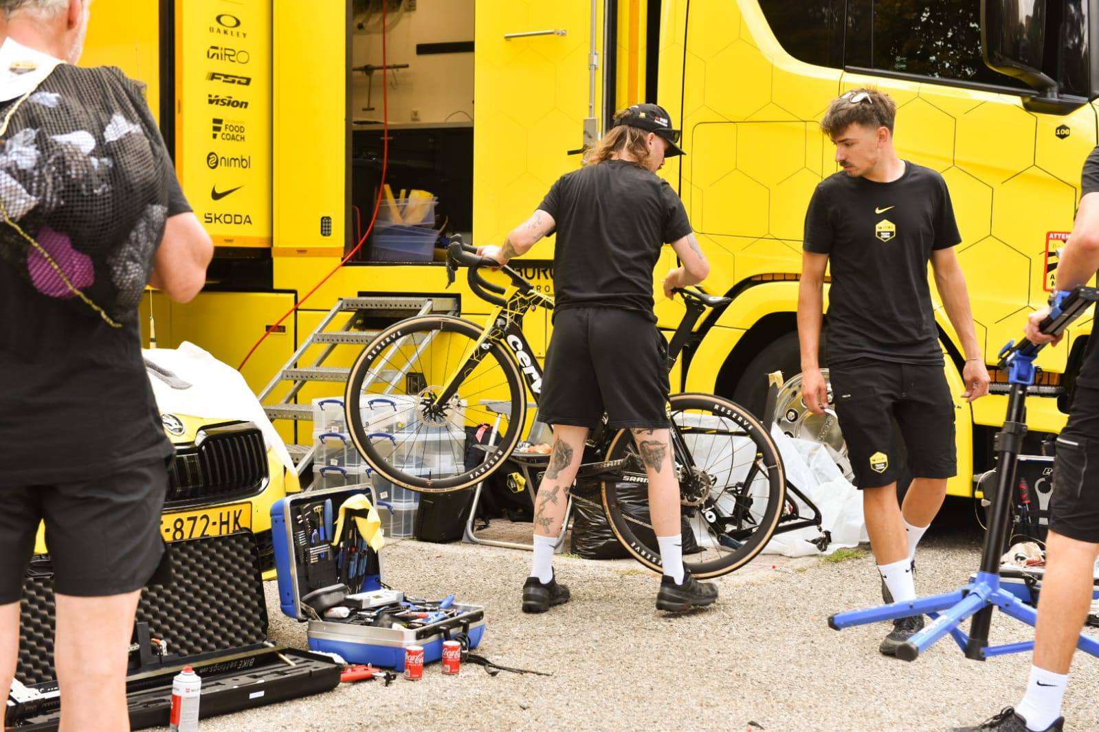 La Vuelta in Piemonte funestata dai ladri, rubate 18 bici al team Visma: valgono 250 mila euro
