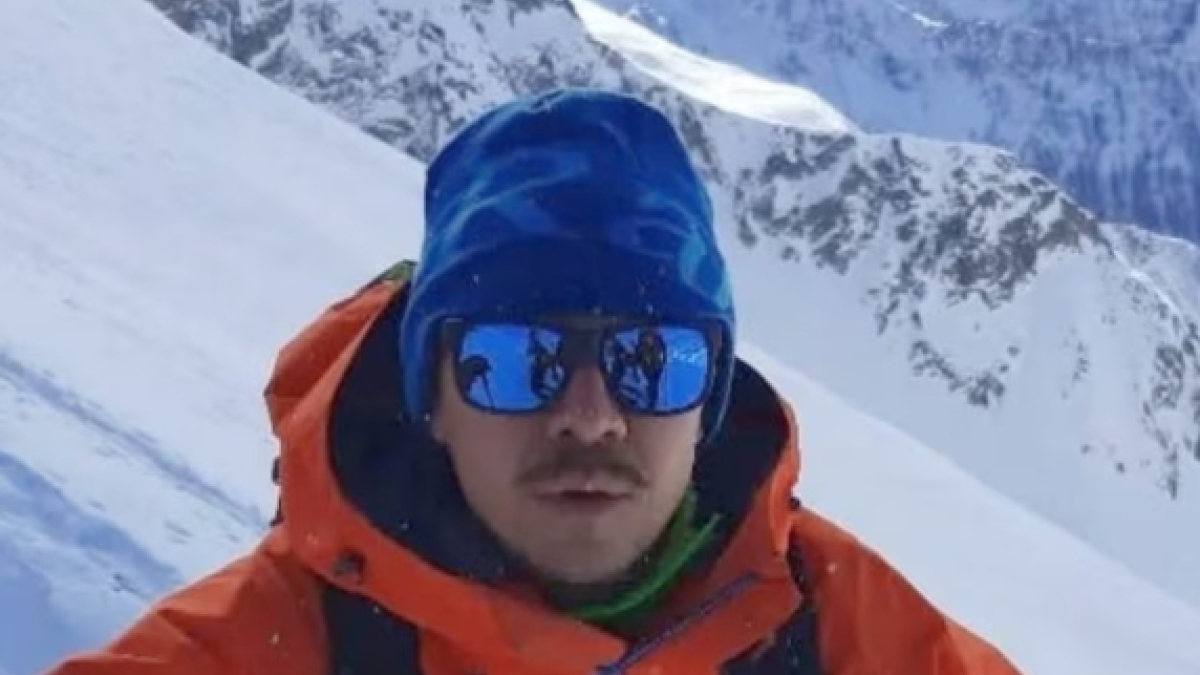Luca Sinigaglia morto in Kirghizistan, i corpi dei due alpinisti non saranno recuperati: bloccate le ricerche, rimarranno sul Pobeda Pik