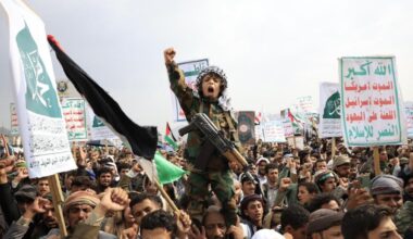 Gli Houthi non si fermano: continua l'avanzata con nuove bombe a grappolo e 67 attacchi in un mese