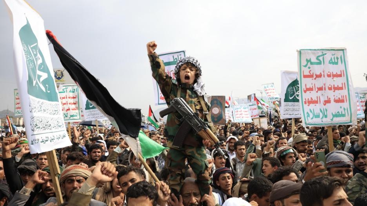 Gli Houthi non si fermano: continua l'avanzata con nuove bombe a grappolo e 67 attacchi in un mese