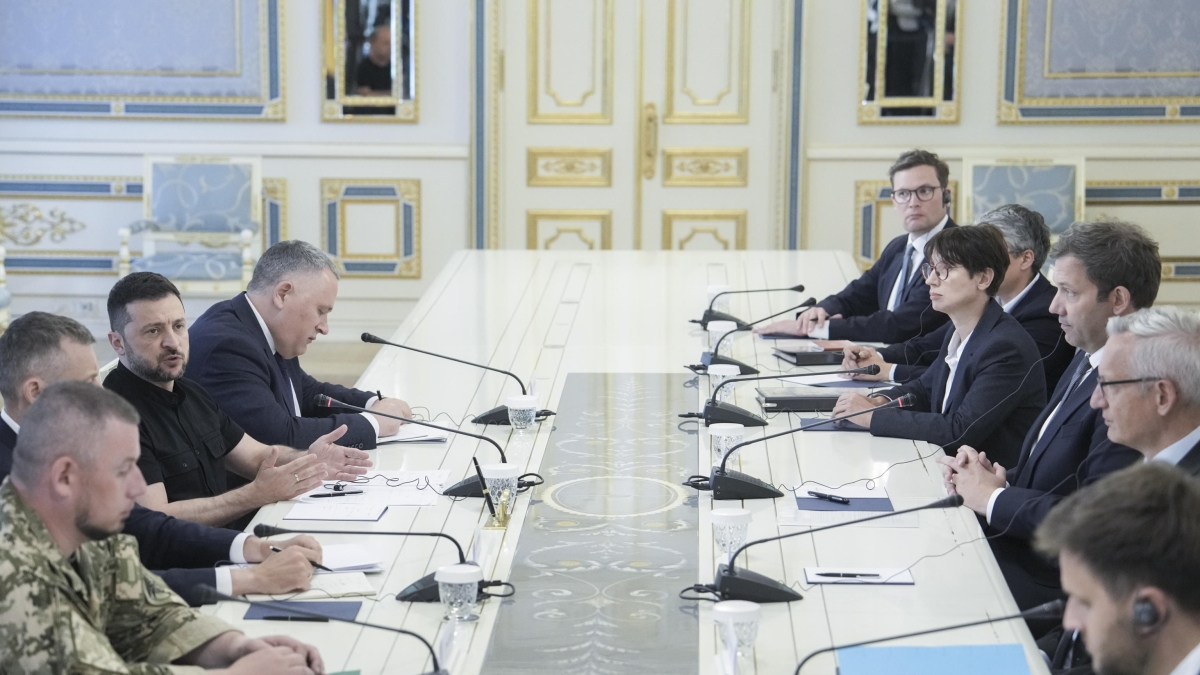 Trump torna ad attaccare Zelensky: «È il più grande venditore del mondo. Putin non vuole incontrarlo»