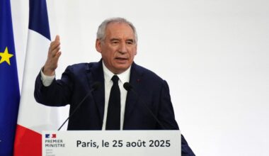 Francia, il governo verso la crisi: Bayrou chiede la fiducia, l'8 settembre la probabile caduta. «La situazione finanziaria è grave»
