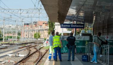 Ucciso da un treno all'Ostiense: nel caos la linea Roma-Viterbo-Pisa, convogli in ritardo fino a 120 minuti. Una passeggera da Fiumicino: «Siamo fermi in mezzo al nulla»