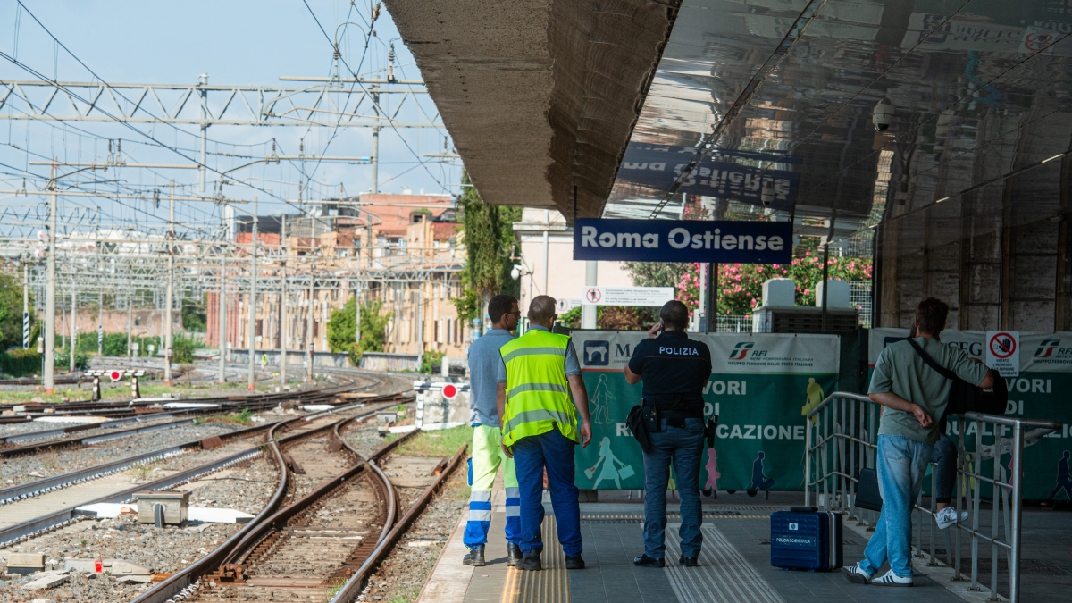 Ucciso da un treno all'Ostiense: nel caos la linea Roma-Viterbo-Pisa, convogli in ritardo fino a 120 minuti. Una passeggera da Fiumicino: «Siamo fermi in mezzo al nulla»