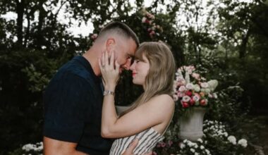 Taylor Swift annuncia il matrimonio con Travis Kelce: «La vostra insegnante di inglese e il vostro insegnante di ginnastica si sposano»