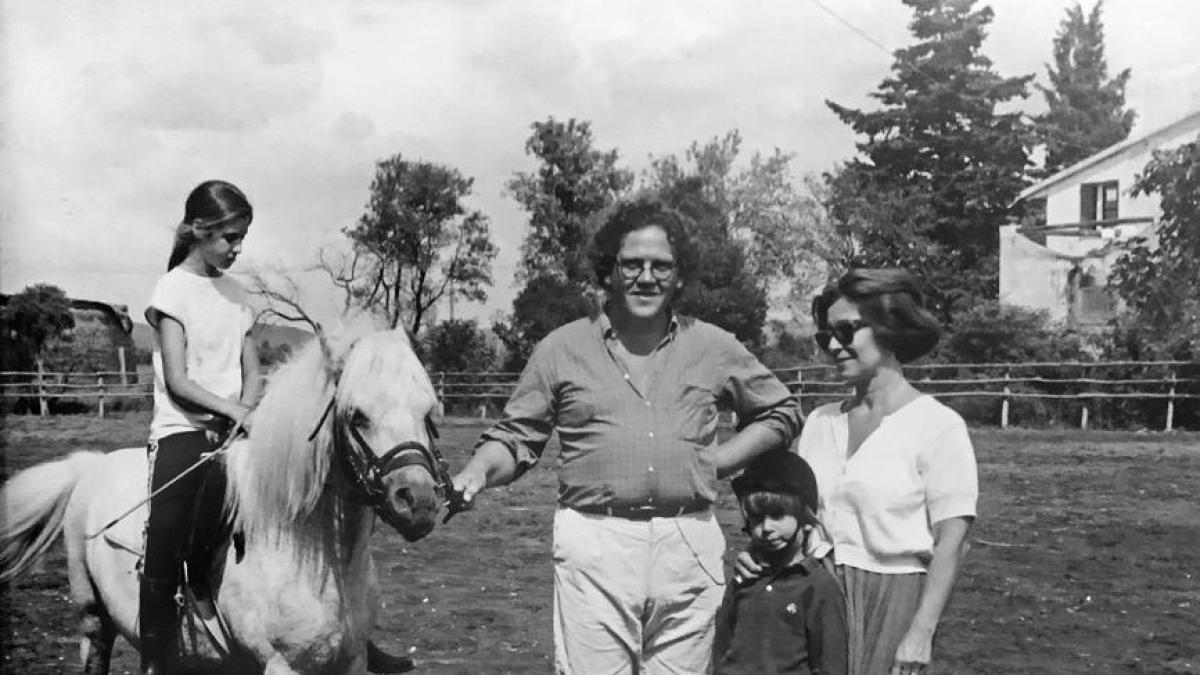 Philippe Daverio raccontato dal figlio Sebastiano: «Iniziò a fumare a 9 anni, era una Wikipedia vivente. Passava le notti sui siti a cercare auto d’epoca»