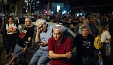 Tel Aviv, in 350 mila contro Netanyahu: «Ascolta la tua nazione». Ma lui cena con i coloni