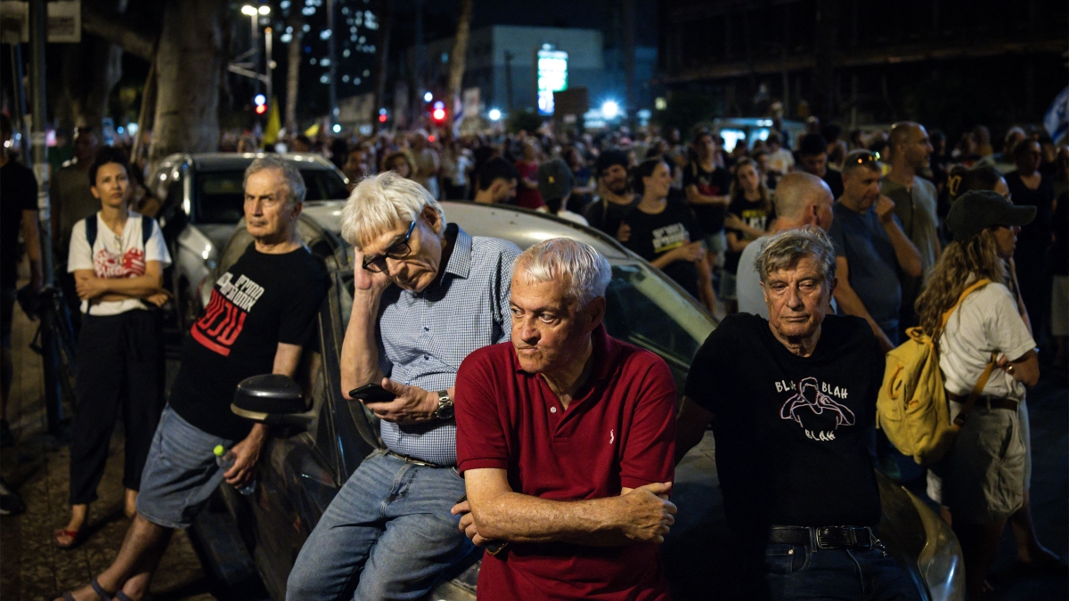 Tel Aviv, in 350 mila contro Netanyahu: «Ascolta la tua nazione». Ma lui cena con i coloni