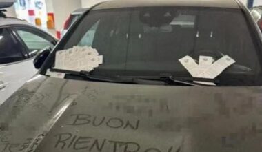 Orio, lascia l'auto per un mese nel parcheggio del centro commerciale vicino all'aeroporto, ora è piena di multe (e insulti): la foto sui social