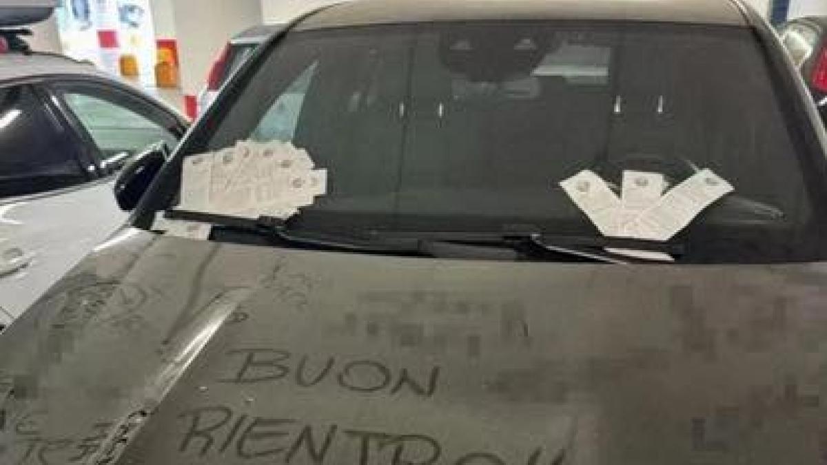 Orio, lascia l'auto per un mese nel parcheggio del centro commerciale vicino all'aeroporto, ora è piena di multe (e insulti): la foto sui social