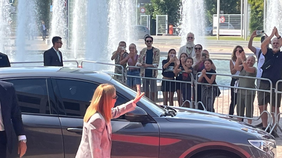 Meloni al meeting di Rimini, oggi: il discorso | Standing ovation. «Onore essere qui. A Gaza la reazione di Israele è andata oltre». Salvini attacca Macron