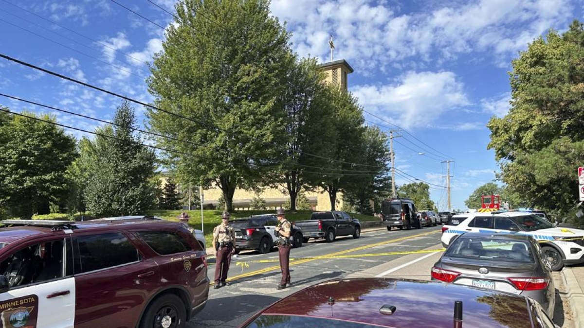 Minneapolis, sparatoria davanti a una scuola cattolica: molti feriti. Morto l'attentatore