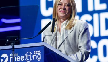 Meloni al Meeting: «Europa irrilevante, Draghi ha ragione. Ora un Piano casa per le giovani coppie. Israele si fermi a Gaza»