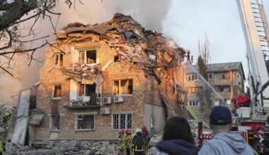 Inferno di missili e droni russi su Kiev e su tutta l'Ucraina: almeno 15 morti. Kiev fatica a «tenere» sul fronte, ma a Mosca si aggrava la crisi