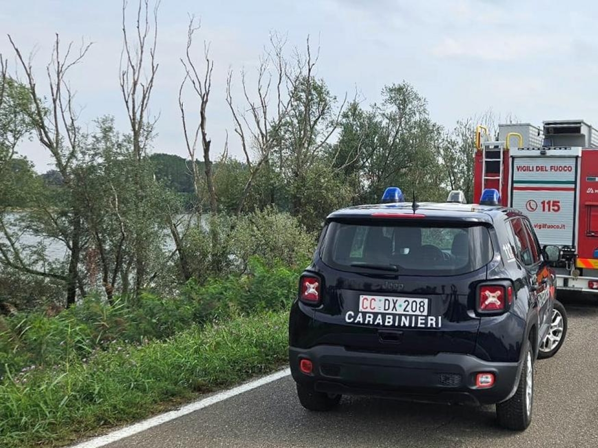 San Benedetto Po, auto piomba nel fiume e sparisce: i sub cercano i passeggeri. «Erano più di uno»
