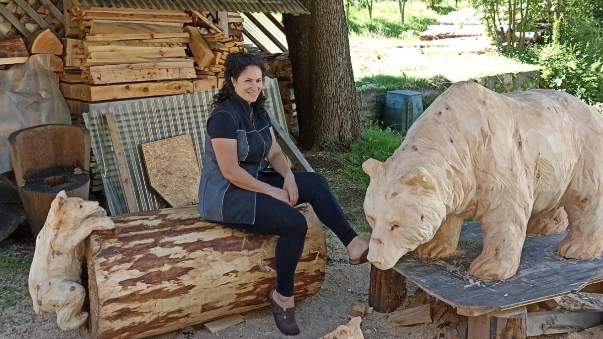 Federica Cavallin, la scultrice di Predazzo: «Creo animali con gli alberi abbattuti da Vaia»