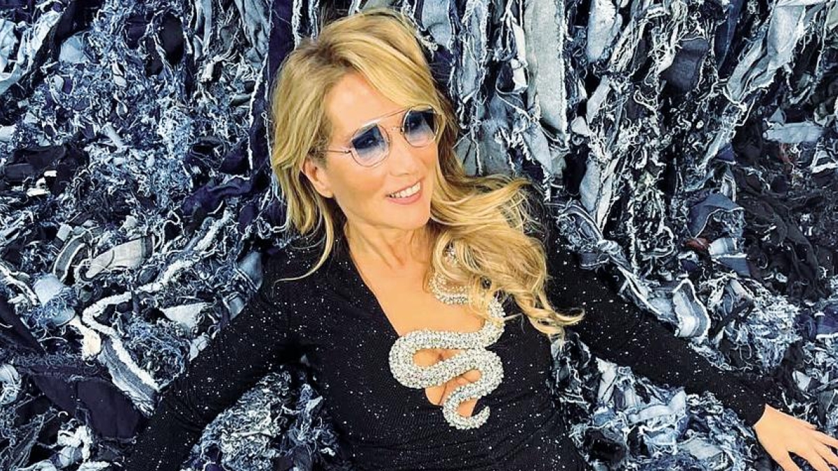 Jo Squillo: «Vivo con Michelle, la mia figlia elettiva. Convinsi Sabrina Salerno a duettare: le sono ancora grata, in tv non mi fanno cantare più»