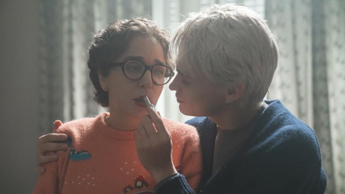 Valeria Golino irriconoscibile sul set, travolta da un amore tossico