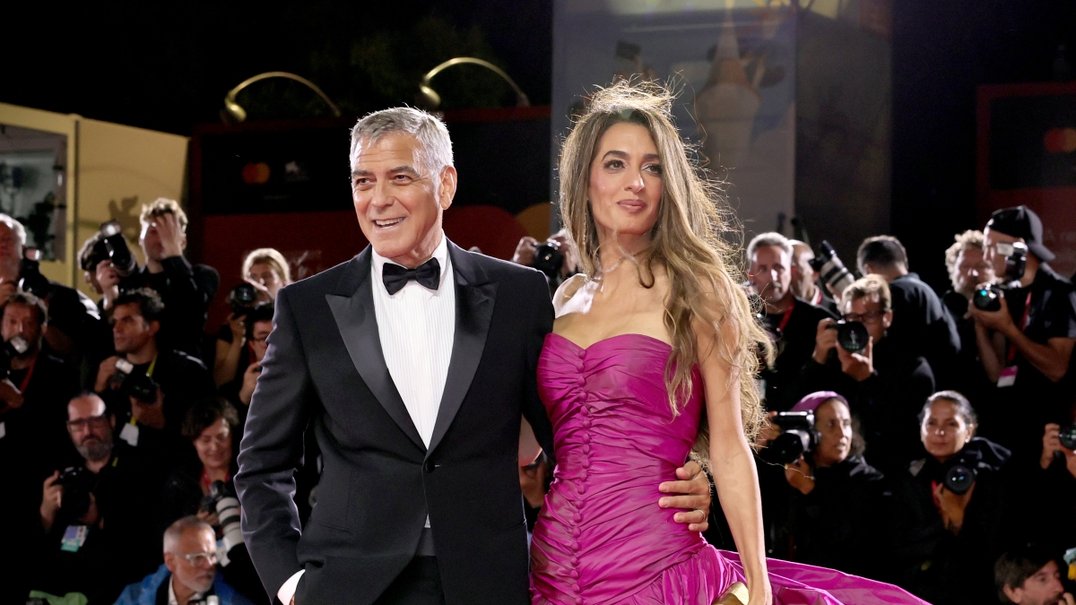 George Clooney assente per malattia la mattina, ma la sera sfila sul red carpet con la moglie Amal
