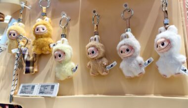 «Lafufus», allarme e attenzione per le bambole fake Labubu. c'è già l'imitazione dell'accessorio più desiderato