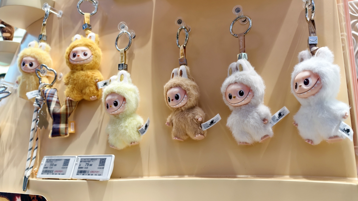 «Lafufus», allarme e attenzione per le bambole fake Labubu. c'è già l'imitazione dell'accessorio più desiderato