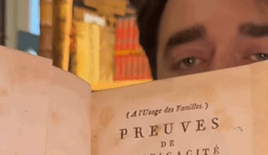 Torino, «No vax» vende libro sui vaccini del 1808 regalato dal padre medico: «Non lo voglio». Il video di Luca Cena fa il boom su Instagram