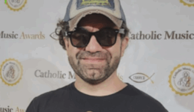 Don Peppe, il prete che porta il rap in Vaticano: «La musica è un ponte verso Dio, il 6 settembre incontro il Papa»