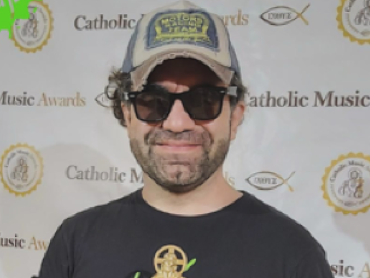 Don Peppe, il prete che porta il rap in Vaticano: «La musica è un ponte verso Dio, il 6 settembre incontro il Papa»