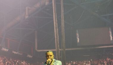 Drake incanta il Forum di Assago: pubblico in visibilio e star nel parterre per il debutto live in Italia