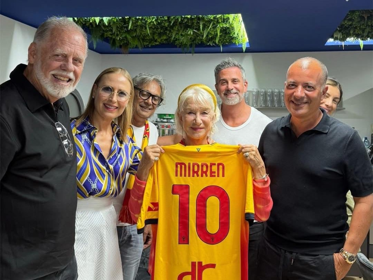 Lecce - Milan, in tribuna il premio Oscar Helen Mirren tifosa speciale dei giallorossi. In dono la maglia personalizzata