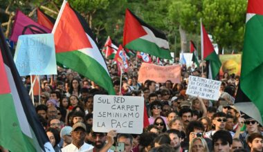 Il corteo per Gaza durante la Mostra del cinema di Venezia: «Siamo in diecimila». In marcia anche la madrina Fanelli, Ottavia Piccolo e Zerocalcare
