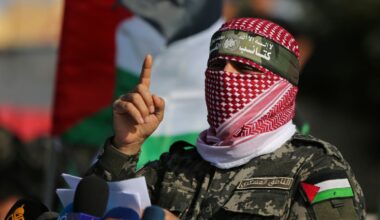 Abu Obeida, chi era il portavoce di Hamas ucciso: la laurea in Teologia, la coreografia delle liberazioni, la kefiah bianco-rossa
